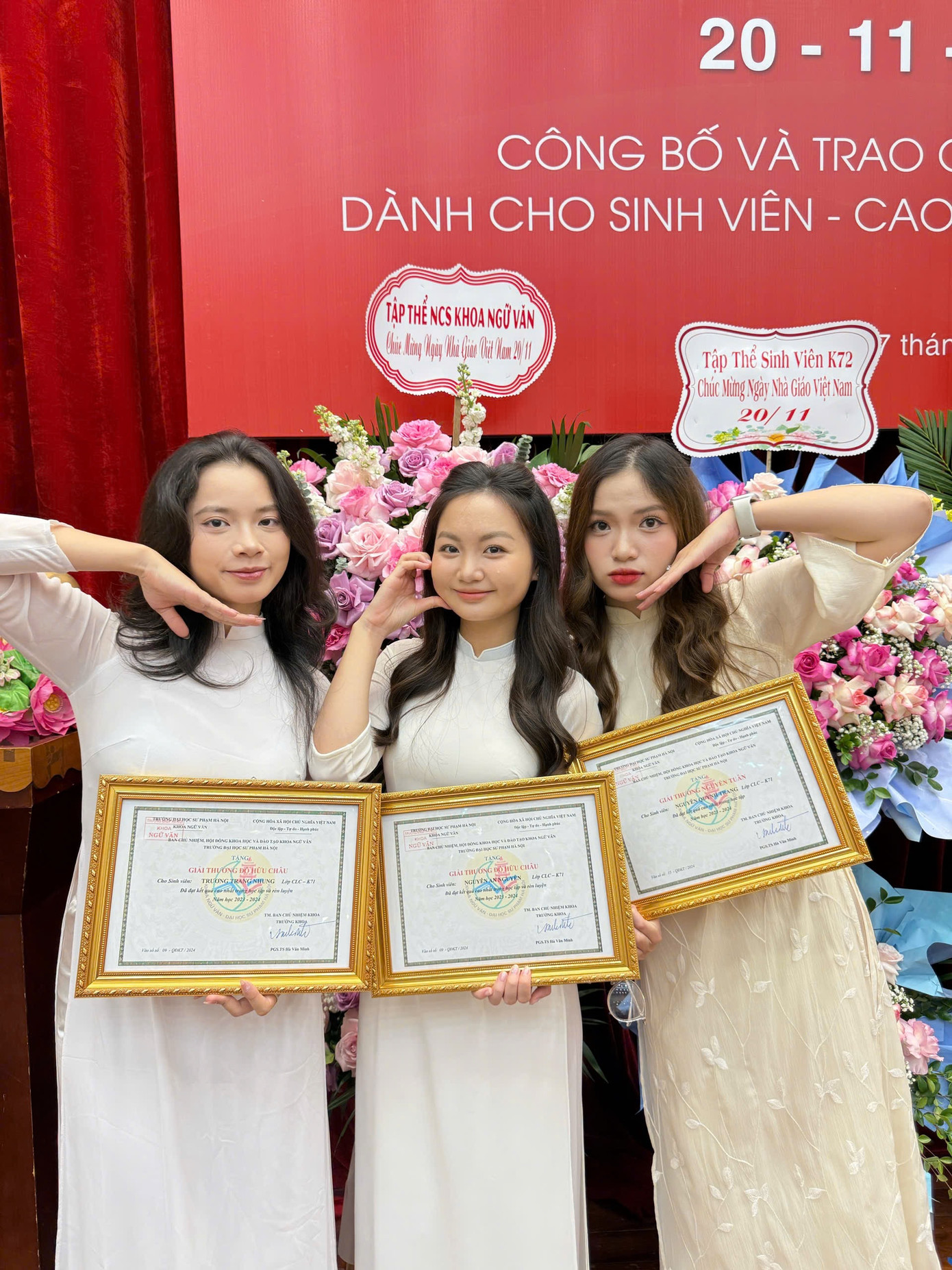 Quỳnh Anh và bạn bè cùng nhau cố gắng trong học tập, vinh dự nhận được giải thưởng lớn nhất khoa Ngữ Văn. Quỳnh Anh và bạn bè cùng nhau cố gắng trong học tập, vinh dự nhận được giải thưởng lớn nhất khoa Ngữ Văn.