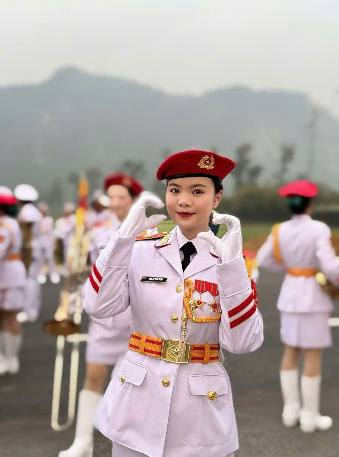 Những cái vẫy tay chào đón của người dân là lời động viên quý giá nhất đối với người lính như Hiền Ngân.