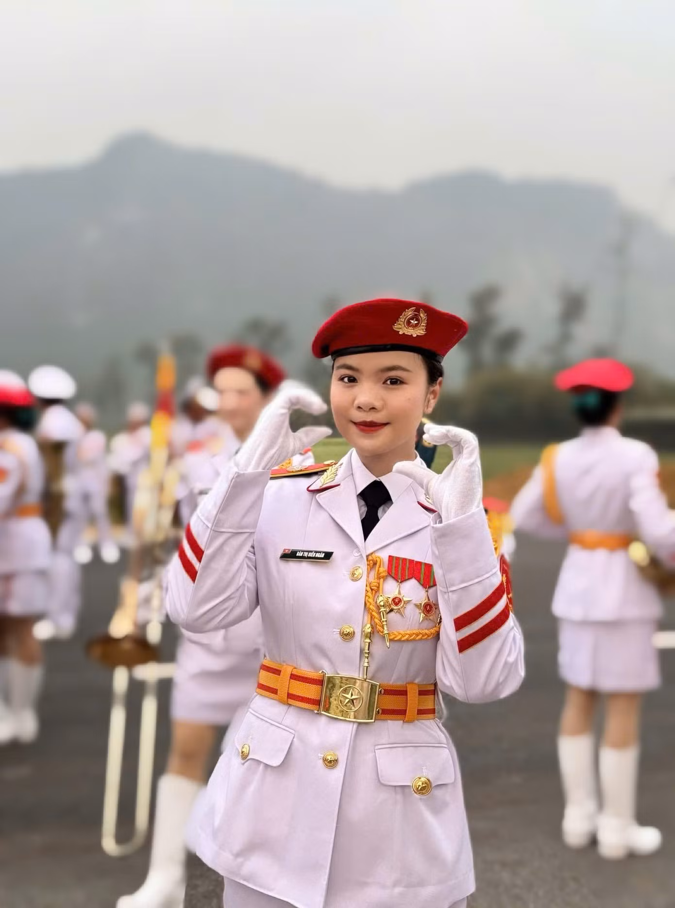 Những cái vẫy tay chào đón của người dân là lời động viên quý giá nhất đối với người lính như Hiền Ngân. Những cái vẫy tay chào đón của người dân là lời động viên quý giá nhất đối với người lính như Hiền Ngân.
