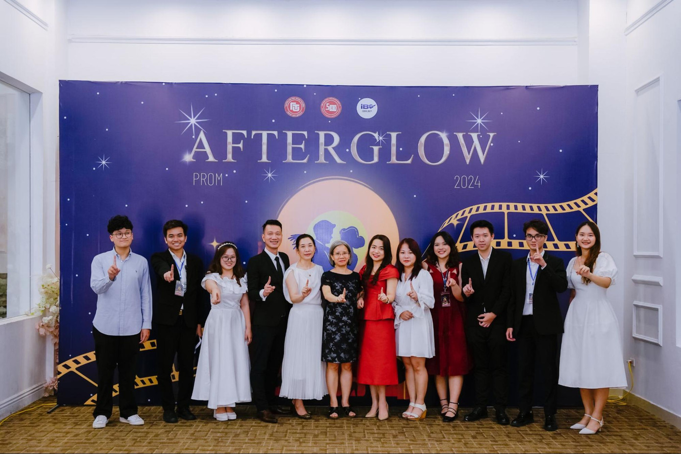 Bình (thứ 2 từ trái sang) cùng Ban Điều Hành IBE và các thầy cô tại sự kiện Prom 2024.