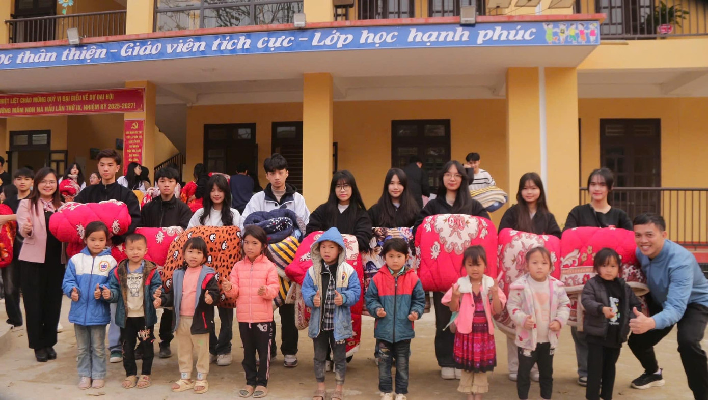 Thầy cô và học sinh trao những chiếc chăn ấm cho các em nhỏ tại Nà Hẩu.