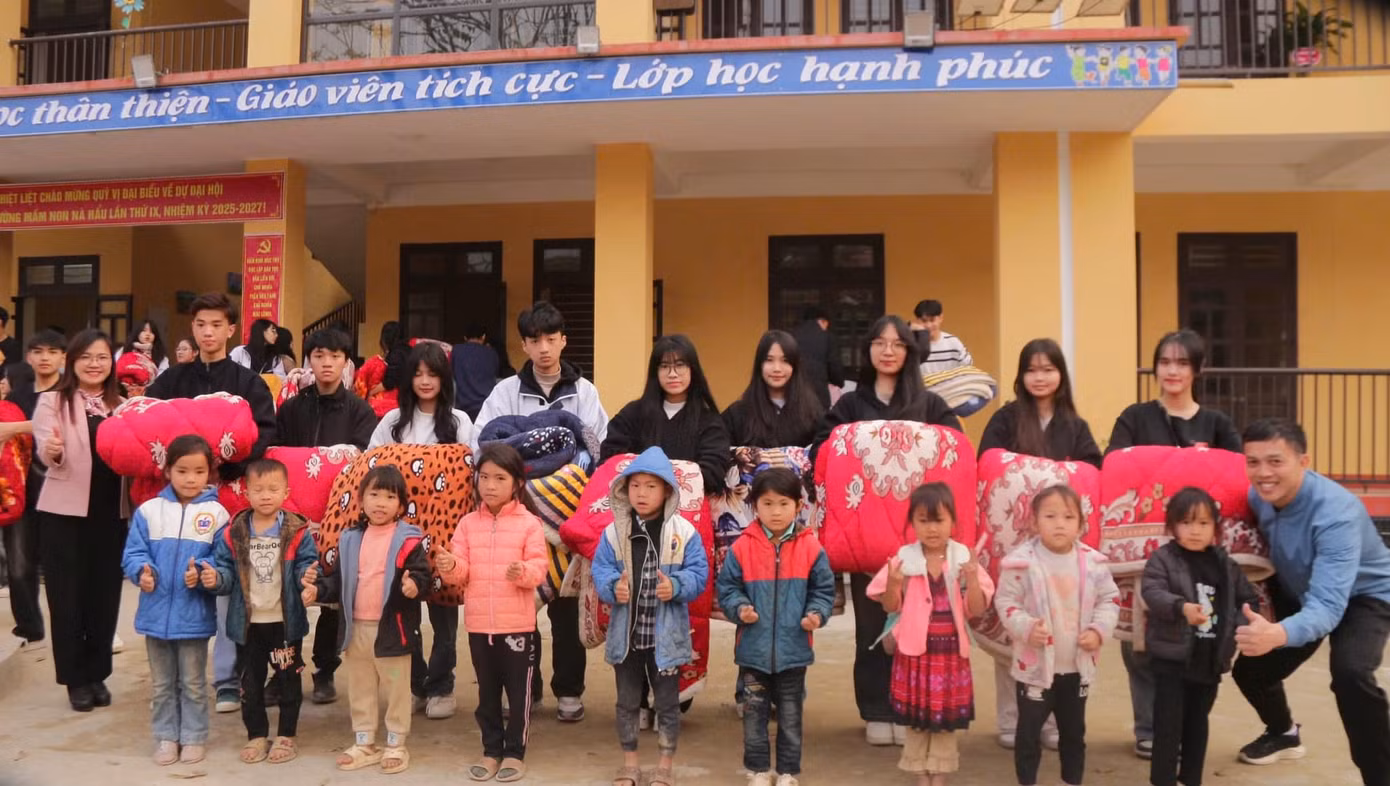 Thầy cô và học sinh trao những chiếc chăn ấm cho các em nhỏ tại Nà Hẩu.