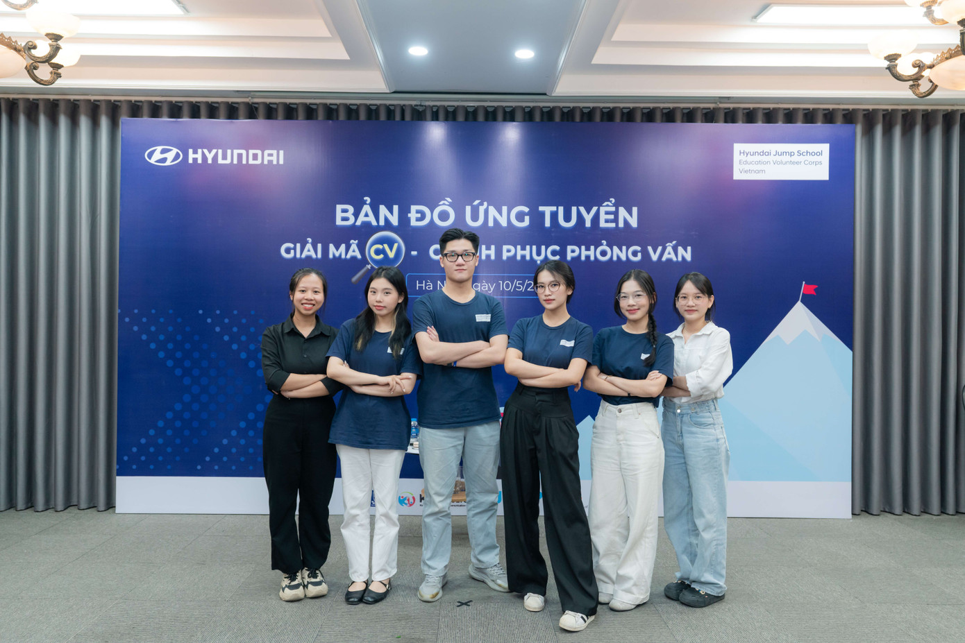 Phương Anh (đứng giữa) cùng các bạn tham gia mini talk - chương trình giáo dục tình nguyện Hyundai Jump School.
