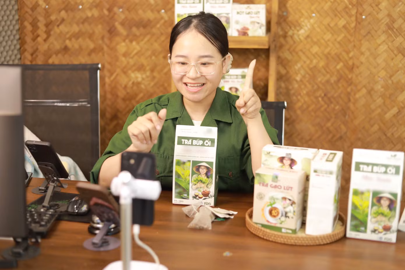 Chị Nguyễn Ngọc Lan còn hướng dẫn bà con cách chụp ảnh sản phẩm, livestream bán hàng trên mạng. Chị Nguyễn Ngọc Lan còn hướng dẫn bà con cách chụp ảnh sản phẩm, livestream bán hàng trên mạng.