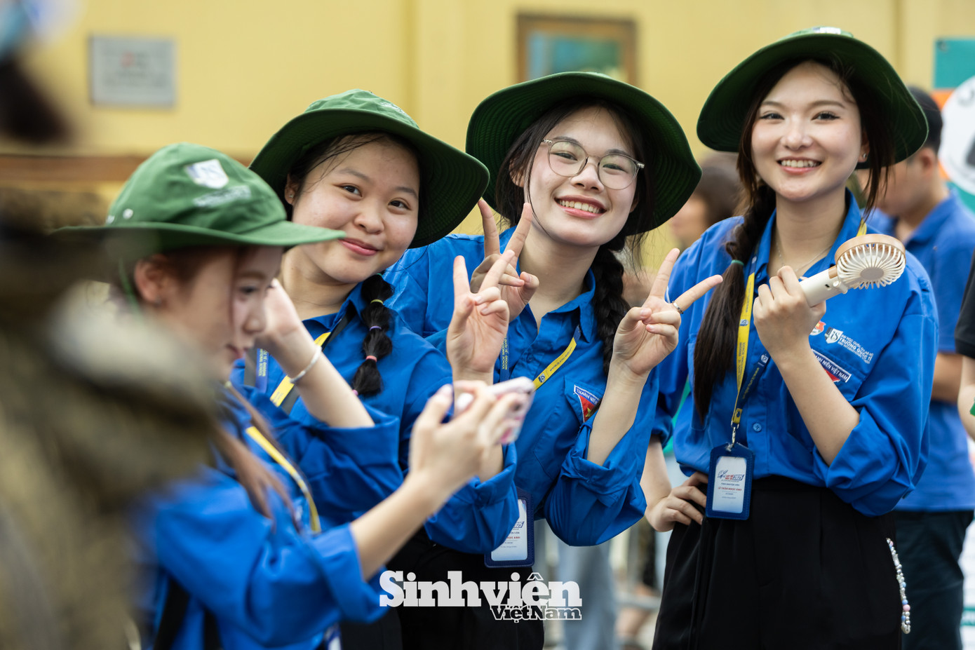 Luôn túc trực tại các điểm thi, lực lượng tình nguyện viên "Tiếp sức mùa thi" đã nhiệt tình hỗ trợ, đồng hành cùng thí sinh và phụ huynh.