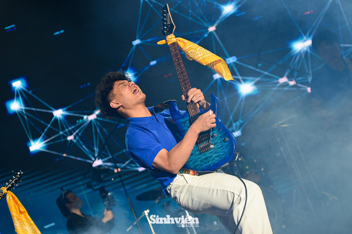 Ngay sau lễ khai mạc, sân khấu Liên hoan đã bùng nổ với màn tranh tài đầy cảm xúc và chuyên nghiệp của 11 ban nhạc đến từ 11 trường THPT. Các tiết mục được đầu tư công phu, thể hiện tài năng và sự sáng tạo của các bạn trẻ.