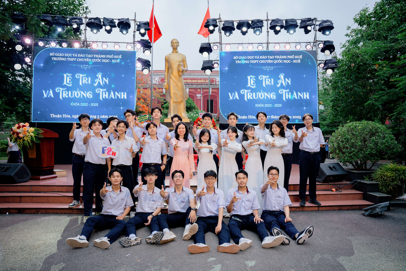 Thiện Nhân chụp ảnh kỷ niệm cùng các bạn trong lễ tri ân và trưởng thành. Thiện Nhân chụp ảnh kỷ niệm cùng các bạn trong lễ tri ân và trưởng thành.