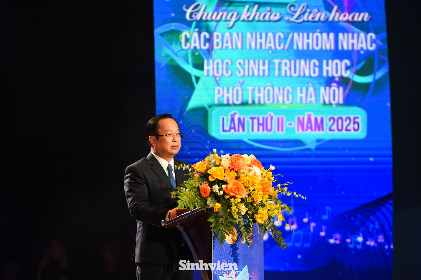 Phát biểu khai mạc đêm chung khảo, Giám đốc Sở GD&amp;ĐT Hà Nội Trần Thế Cương cho biết, Liên hoan các ban nhạc/nhóm nhạc học sinh THPT thành phố Hà Nội lần thứ II - năm 2025 là hoạt động giàu ý nghĩa, vừa tri ân quá khứ, vừa hướng tới tương lai tươi đẹp. Đây cũng là minh chứng rõ ràng cho sự quan tâm sâu sắc của ngành GD&amp;ĐT Thủ đô trong việc tạo dựng một sân chơi lành mạnh, giúp học sinh có cơ hội phát huy tối đa tiềm năng nghệ thuật của mình. “Hãy để âm nhạc chạm đến mọi trái tim. Đêm nay chắc chắn sẽ là một dấu ấn khó quên trong hành trình âm nhạc của các em. Dù kết quả có ra sao, các em đã là những người chiến thắng thực sự trong niềm đam mê âm nhạc của mình”, Giám đốc Sở GD&amp;ĐT Hà Nội bày tỏ đầy xúc động.