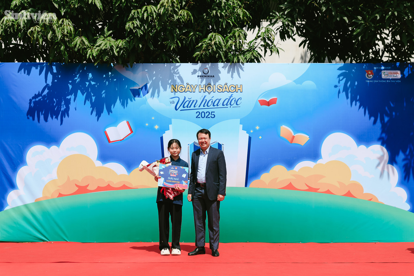 Điểm nhấn đặc biệt trong chương trình khai mạc còn là lễ trao giải cuộc thi sáng tác ấn phẩm truyền thông Phenikaa Student Council 2025 với chủ đề "Văn hóa học đường năm học 2024 - 2025". Cuộc thi ý nghĩa này được tổ chức nhằm khuyến khích sinh viên thể hiện nhận thức sâu sắc và những nét đẹp văn hóa học đường thông qua các sản phẩm truyền thông sáng tạo. Ban tổ chức đã vinh danh 12 tác phẩm xuất sắc nhất, các tác phẩm được đánh giá cao bởi khả năng truyền tải trọn vẹn thông điệp và tạo ấn tượng mạnh mẽ đối với người xem.