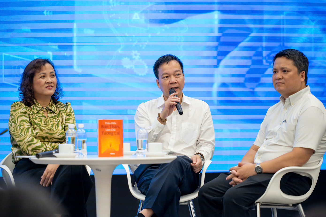 Sáng 18/5, tại Viện Hàn lâm Khoa học và Công nghệ Việt Nam, đại diện Bộ GD - ĐT, đại diện Sở GD - ĐT Hà Nội đã dành nhiều lời khuyên đến học sinh THPT, đặc biệt là những em đang đứng trước kỳ thi tốt nghiệp THPT năm 2025. Chương trình nằm trong khuôn khổ Ngày hội tuyển sinh khối ngành Khoa học và Công nghệ, do báo Tiền Phong tổ chức. Buổi chia sẻ có sự tham dự của PGS. TS Nguyễn Anh Dũng - Phó Vụ trưởng Vụ Giáo dục Đại học; ông Nghiêm Văn Bình - Trưởng phòng Quản lý thi và kiểm định chất lượng giáo dục (Sở GD - ĐT Hà Nội); GS. TS Đinh Thị Mai Thanh - Hiệu trưởng Trường Đại học Khoa học và Công nghệ Hà Nội (USTH). Không chỉ cập nhật thông tin về kỳ thi tốt nghiệp THPT và công tác tuyển sinh, các chuyên gia còn nhấn mạnh vai trò của việc tự định hướng nghề nghiệp, đặc biệt trong bối cảnh nhiều ngành khoa học và công nghệ đang phát triển nhanh chóng. Sáng 18/5, tại Viện Hàn lâm Khoa học và Công nghệ Việt Nam, đại diện Bộ GD - ĐT, đại diện Sở GD - ĐT Hà Nội đã dành nhiều lời khuyên đến học sinh THPT, đặc biệt là những em đang đứng trước kỳ thi tốt nghiệp THPT năm 2025. Chương trình nằm trong khuôn khổ Ngày hội tuyển sinh khối ngành Khoa học và Công nghệ, do báo Tiền Phong tổ chức. Buổi chia sẻ có sự tham dự của PGS. TS Nguyễn Anh Dũng - Phó Vụ trưởng Vụ Giáo dục Đại học; ông Nghiêm Văn Bình - Trưởng phòng Quản lý thi và kiểm định chất lượng giáo dục (Sở GD - ĐT Hà Nội); GS. TS Đinh Thị Mai Thanh - Hiệu trưởng Trường Đại học Khoa học và Công nghệ Hà Nội (USTH). Không chỉ cập nhật thông tin về kỳ thi tốt nghiệp THPT và công tác tuyển sinh, các chuyên gia còn nhấn mạnh vai trò của việc tự định hướng nghề nghiệp, đặc biệt trong bối cảnh nhiều ngành khoa học và công nghệ đang phát triển nhanh chóng.