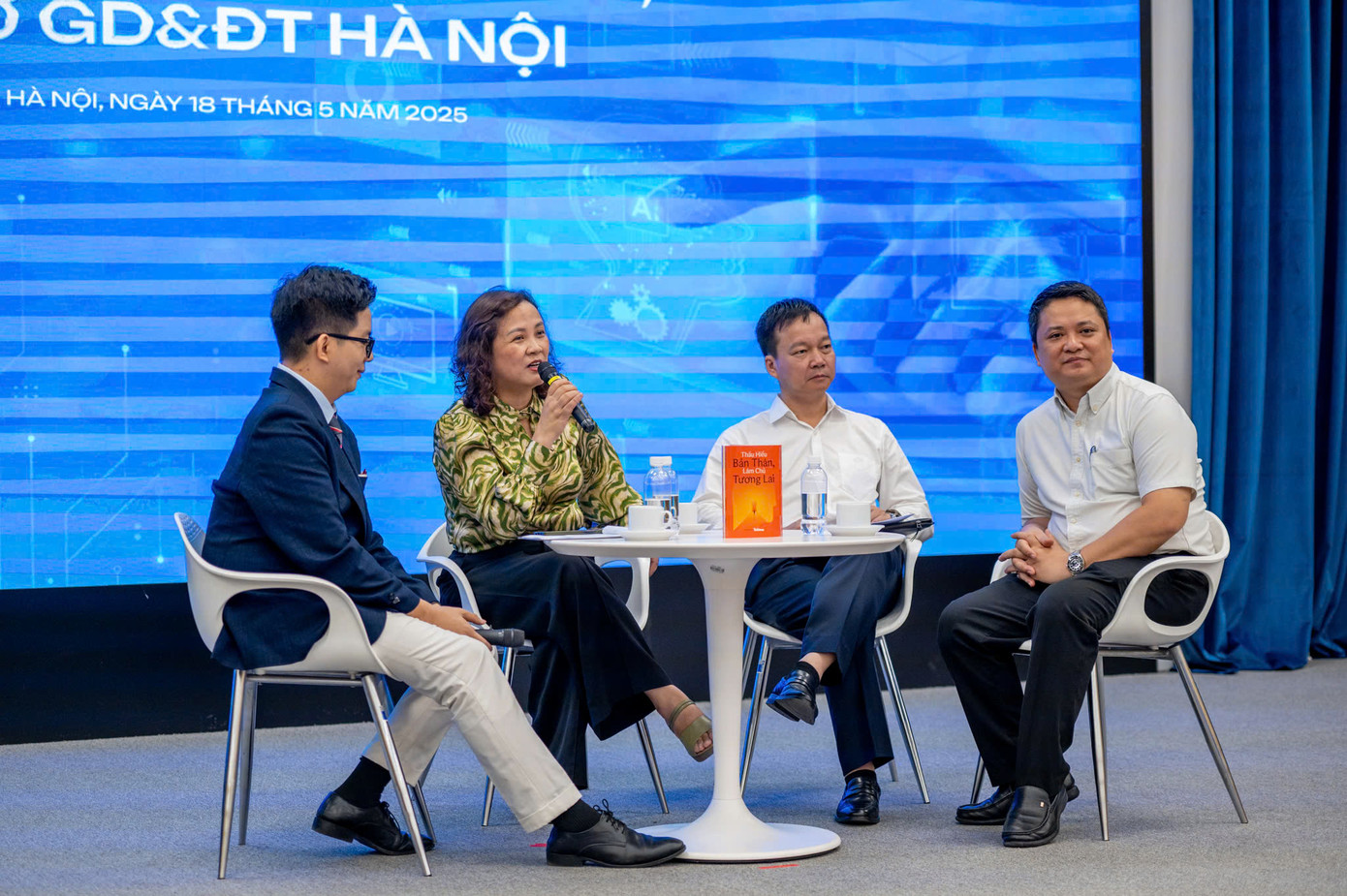 Ở góc độ đào tạo đại học, GS. TS Đinh Thị Mai Thanh - Hiệu trưởng Trường Đại học Khoa học và Công nghệ Hà Nội (USTH), đưa ra lời khuyên rõ ràng cho các học sinh có nguyện vọng theo học khối ngành khoa học và công nghệ: “Định hướng ngành nghề từ sớm sẽ giúp các em không chỉ chủ động học tập mà còn tránh lãng phí thời gian vào những lựa chọn không phù hợp”. Ở góc độ đào tạo đại học, GS. TS Đinh Thị Mai Thanh - Hiệu trưởng Trường Đại học Khoa học và Công nghệ Hà Nội (USTH), đưa ra lời khuyên rõ ràng cho các học sinh có nguyện vọng theo học khối ngành khoa học và công nghệ: “Định hướng ngành nghề từ sớm sẽ giúp các em không chỉ chủ động học tập mà còn tránh lãng phí thời gian vào những lựa chọn không phù hợp”.