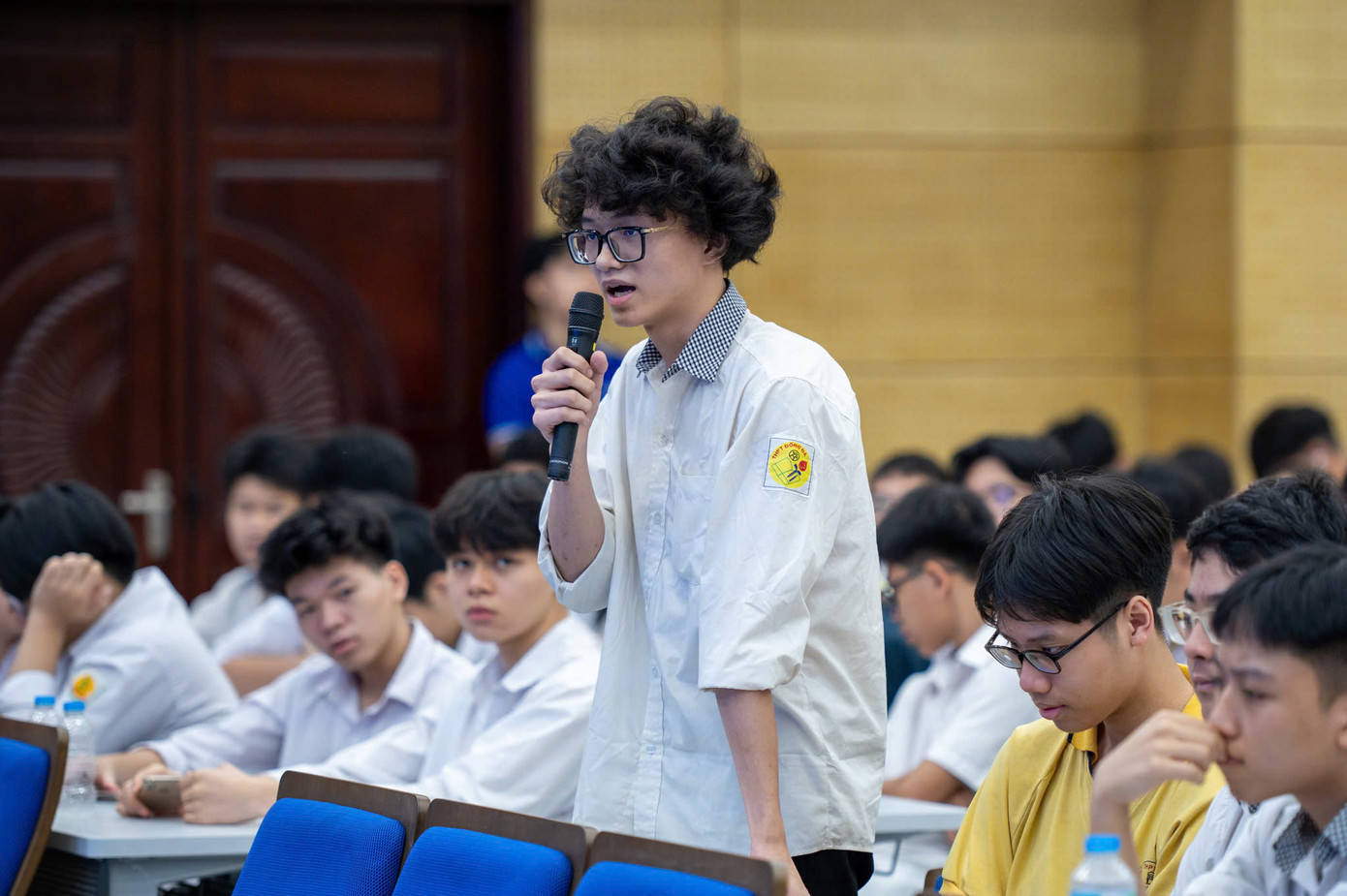 Không khí chương trình diễn ra sôi nổi với nhiều câu hỏi, trao đổi thẳng thắn giữa diễn giả và người tham dự. Qua đó, nhiều học sinh được giải đáp thắc mắc, vững hành trang bước vào kỳ thi tốt nghiệp THPT năm 2025. Không khí chương trình diễn ra sôi nổi với nhiều câu hỏi, trao đổi thẳng thắn giữa diễn giả và người tham dự. Qua đó, nhiều học sinh được giải đáp thắc mắc, vững hành trang bước vào kỳ thi tốt nghiệp THPT năm 2025.