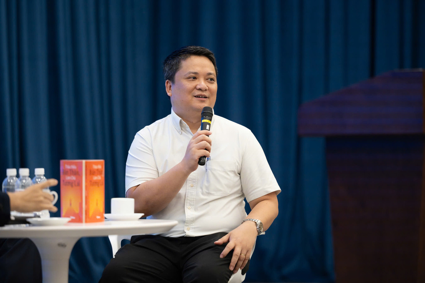 PGS. TS Nguyễn Anh Dũng - Phó Vụ trưởng Vụ Giáo dục Đại học lưu ý, học sinh cần chuẩn bị tâm lý vững vàng trước kỳ thi tốt nghiệp, đồng thời tận dụng thời gian còn lại để củng cố kiến thức theo hướng tiếp cận đề thi chuẩn hóa của Bộ. Ông Nghiêm Văn Bình cũng chia sẻ thêm rằng, năm nay, việc tổ chức thi tại các địa phương sẽ tiếp tục được siết chặt về chuyên môn và kỹ thuật, đảm bảo công bằng và khách quan tối đa. PGS. TS Nguyễn Anh Dũng - Phó Vụ trưởng Vụ Giáo dục Đại học lưu ý, học sinh cần chuẩn bị tâm lý vững vàng trước kỳ thi tốt nghiệp, đồng thời tận dụng thời gian còn lại để củng cố kiến thức theo hướng tiếp cận đề thi chuẩn hóa của Bộ. Ông Nghiêm Văn Bình cũng chia sẻ thêm rằng, năm nay, việc tổ chức thi tại các địa phương sẽ tiếp tục được siết chặt về chuyên môn và kỹ thuật, đảm bảo công bằng và khách quan tối đa.