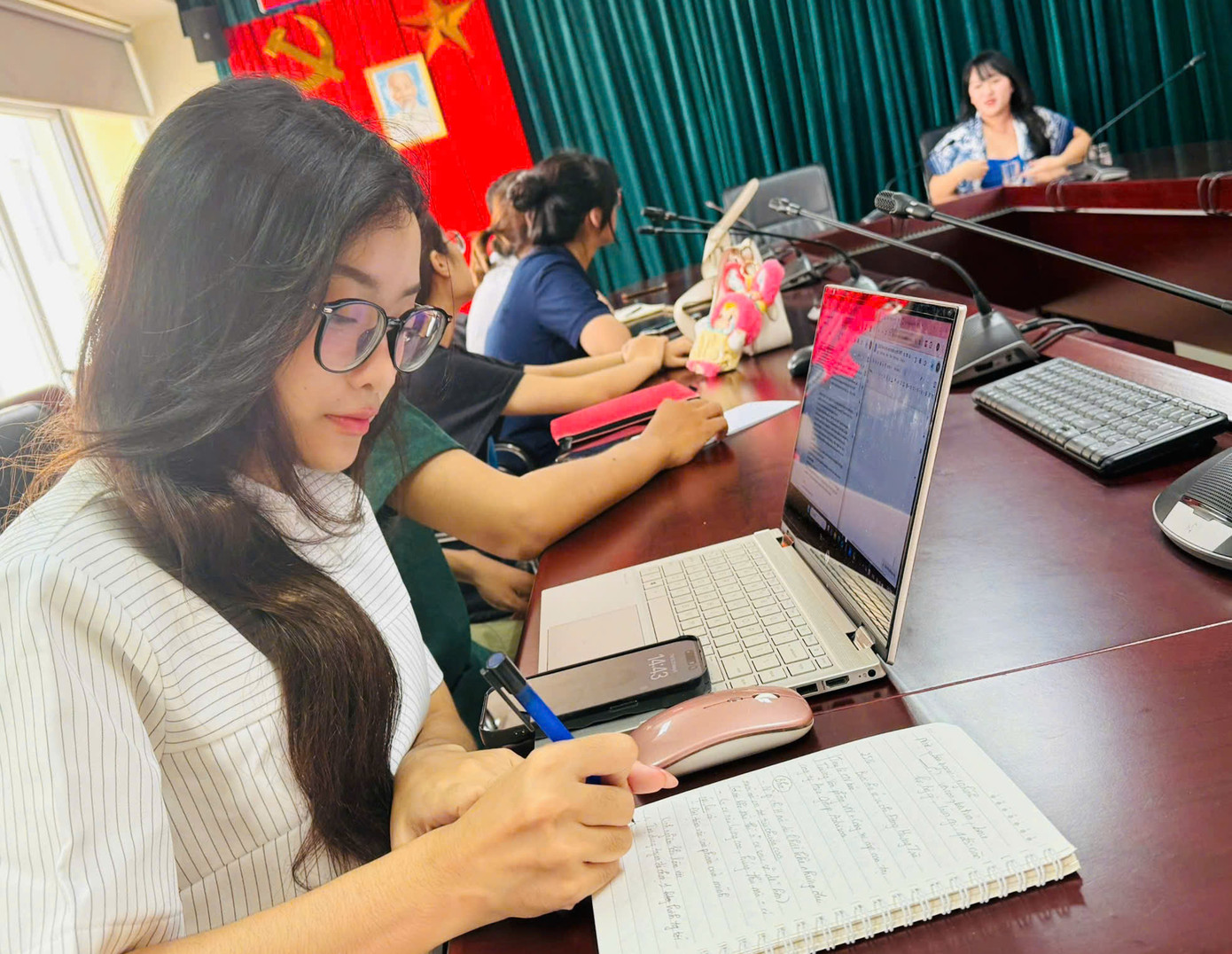 Các cộng tác viên chăm chú ghi lại từng chia sẻ, từng trang vở, từng dòng ghi chép hôm nay có thể sẽ trở thành hành trang quý giá cho ngày mai. Các cộng tác viên chăm chú ghi lại từng chia sẻ, từng trang vở, từng dòng ghi chép hôm nay có thể sẽ trở thành hành trang quý giá cho ngày mai.