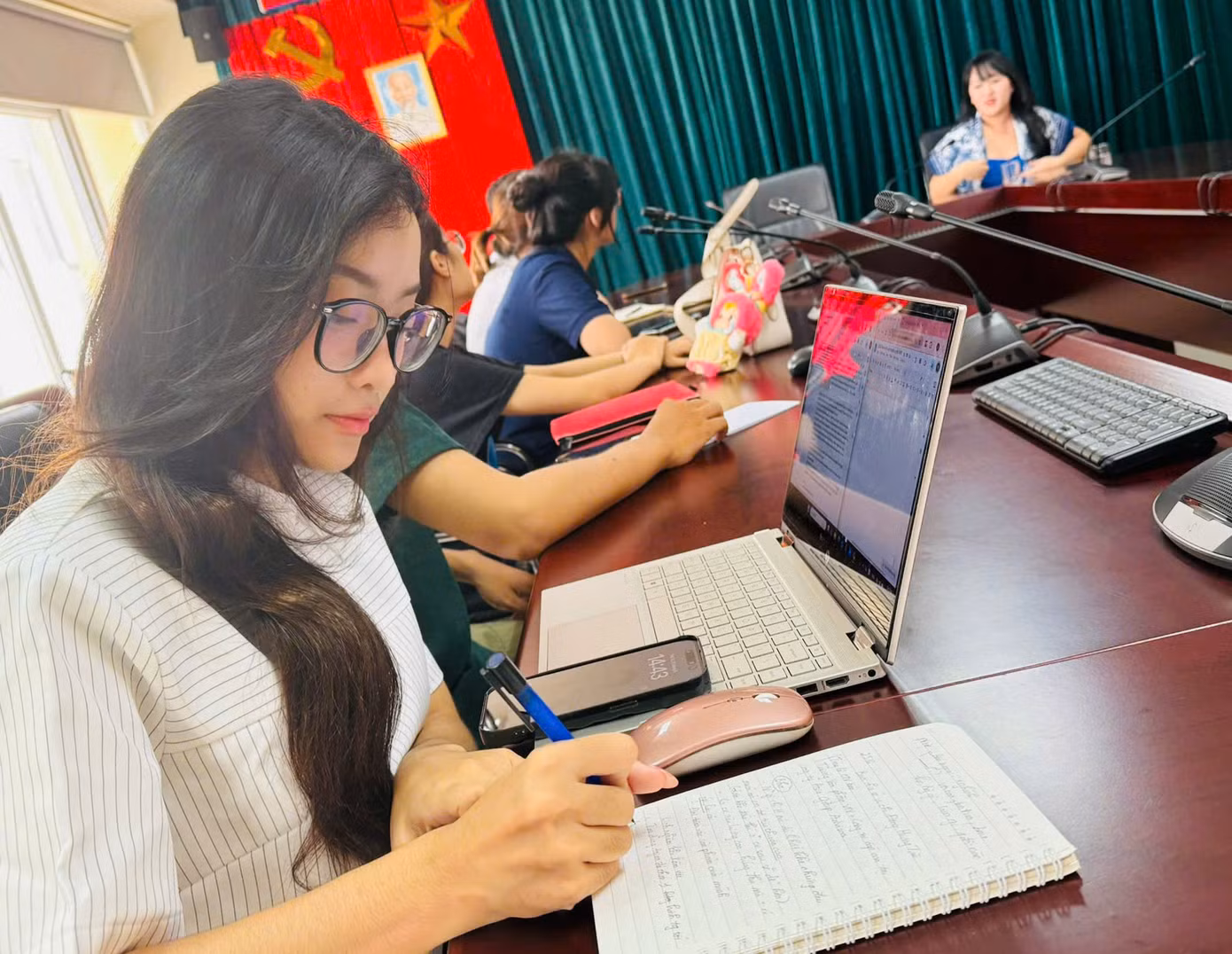 Các cộng tác viên chăm chú ghi lại từng chia sẻ, từng trang vở, từng dòng ghi chép hôm nay có thể sẽ trở thành hành trang quý giá cho ngày mai. Các cộng tác viên chăm chú ghi lại từng chia sẻ, từng trang vở, từng dòng ghi chép hôm nay có thể sẽ trở thành hành trang quý giá cho ngày mai.