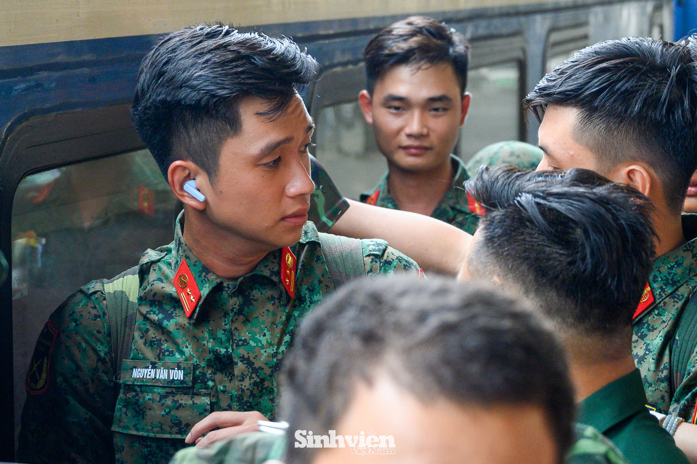 Thượng uý Lê Hoàng Hiệp được nhiều bạn trẻ gọi là "nam thần quân đội". Xuất hiện tại ga Hà Nội, Thượng uý Hoàng Hiệp được đông đảo người hâm mộ chào đón, xin chụp ảnh.