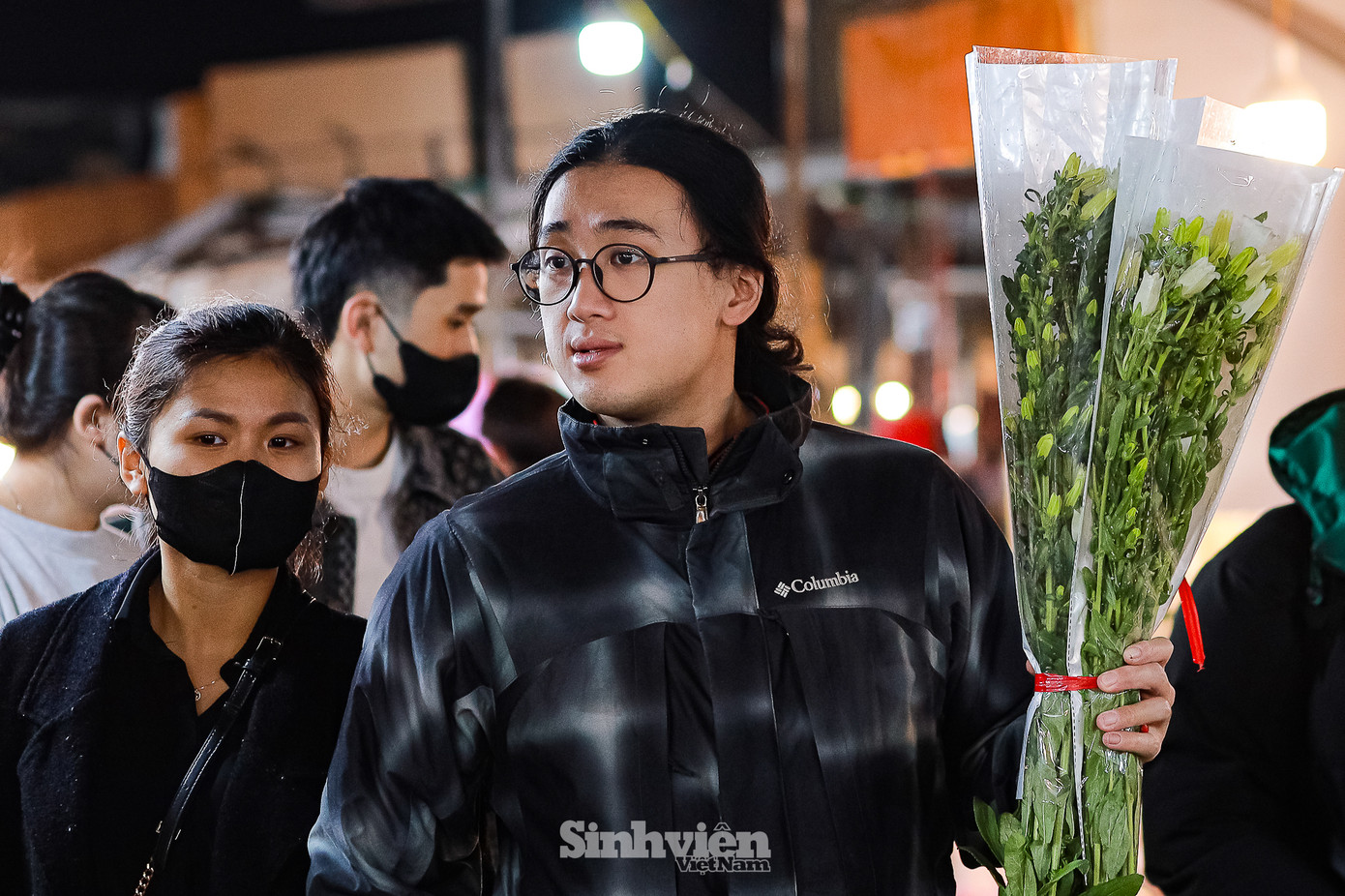 Mua hoa tại chợ đầu mối trở thành thói quen của nhiều bạn trẻ.