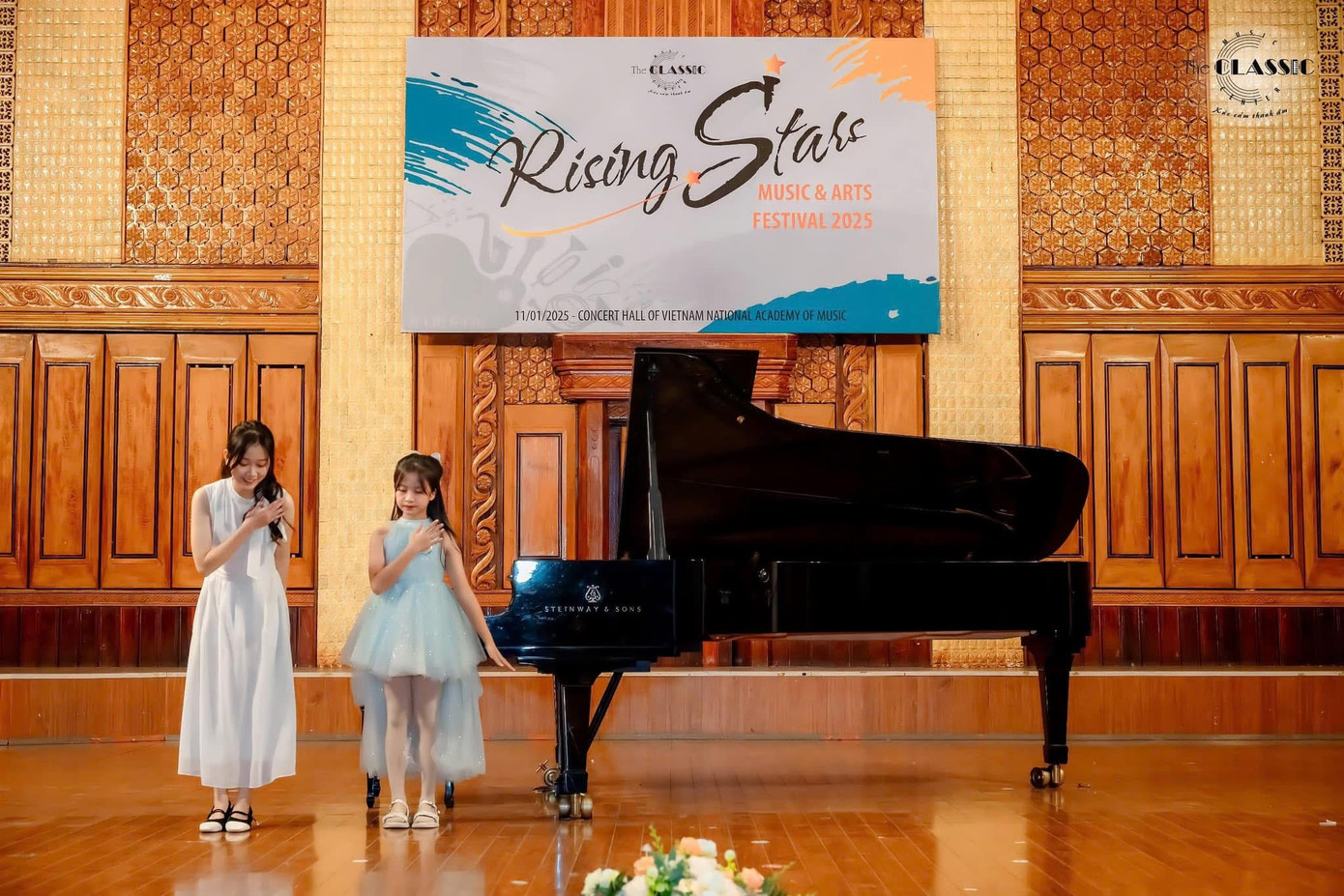 Mai Phương đưa học sinh tham gia cuộc thi Piano. Mai Phương đưa học sinh tham gia cuộc thi Piano.