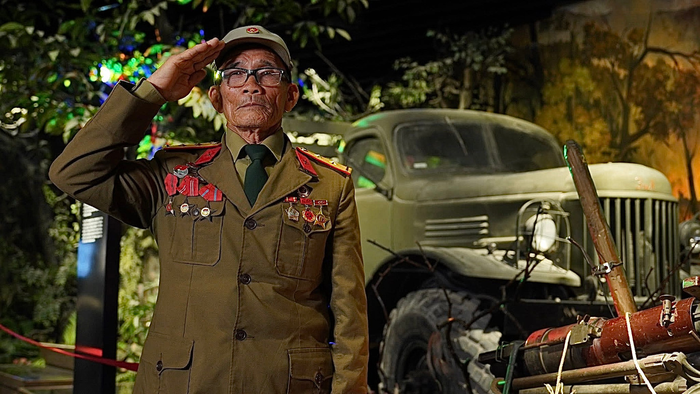 Cụ Nguyễn Duy Thịnh là một trong những người lính gương mẫu của thế hệ đi trước, đã hiến dâng cả tuổi xuân và những năm tháng đẹp nhất của cuộc đời cho cuộc kháng chiến chống Mỹ cứu nước (Ảnh: Lê Thanh Lịch)