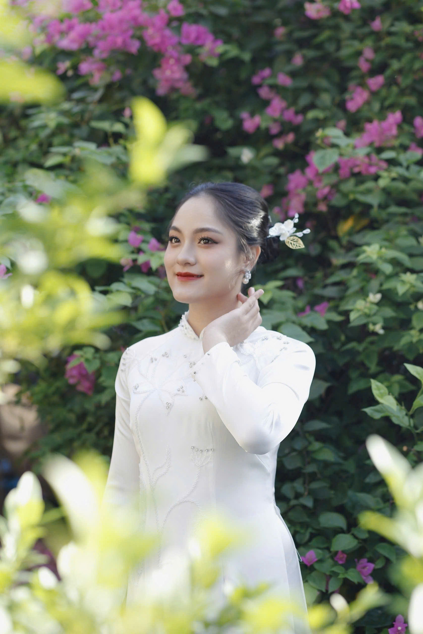 Ca sĩ Nguyễn Thu Lương duyên dáng trong tà áo dài trắng.