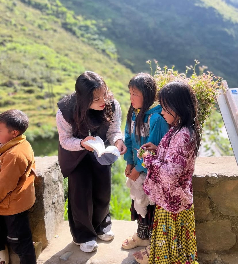 Khánh Ly tham gia hoạt động tình nguyện vùng cao. Khánh Ly tham gia hoạt động tình nguyện vùng cao.