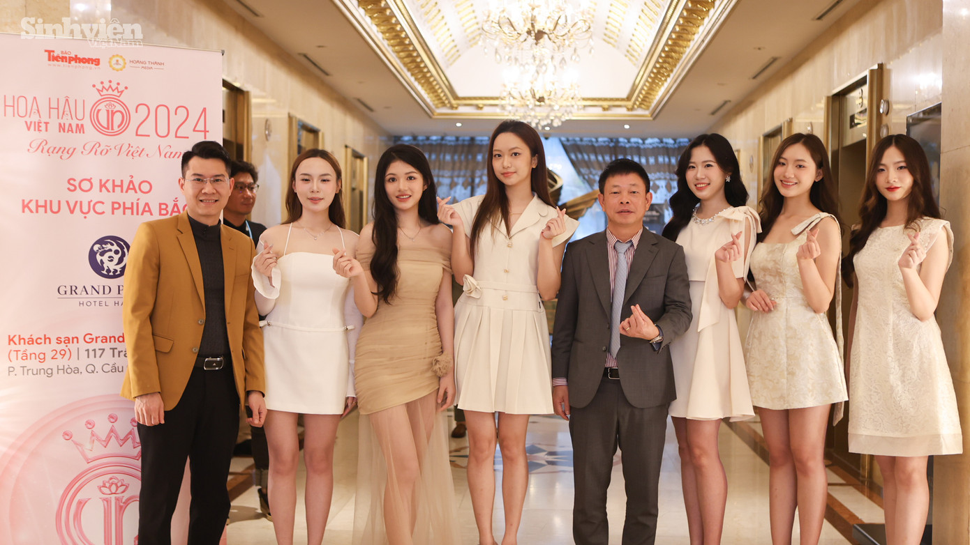 Nhà báo Phùng Công Sưởng - Tổng Biên tập báo Tiền Phong, Trưởng Ban Tổ chức cuộc thi Hoa hậu Việt Nam năm 2024 động viên tinh thần các thí sinh trước 'giờ G'. Nhà báo Phùng Công Sưởng - Tổng Biên tập báo Tiền Phong, Trưởng Ban Tổ chức cuộc thi Hoa hậu Việt Nam năm 2024 động viên tinh thần các thí sinh trước 'giờ G'.