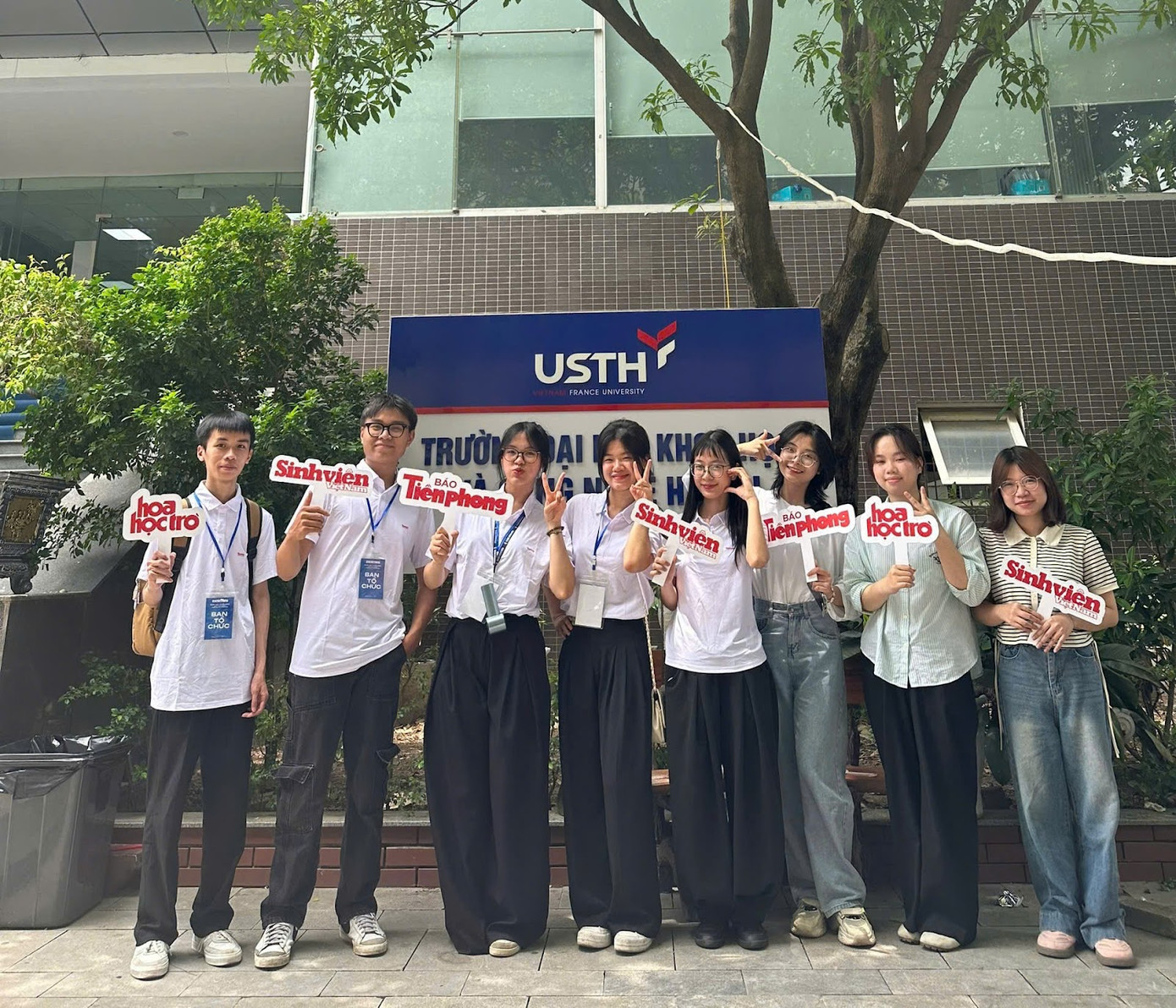 Quỳnh Trang và các bạn thực tập sinh Báo Tiền Phong tại sự kiện Tư vấn Tuyển sinh của Trường Đại học Khoa học và Công nghệ Hà Nội (USTH).