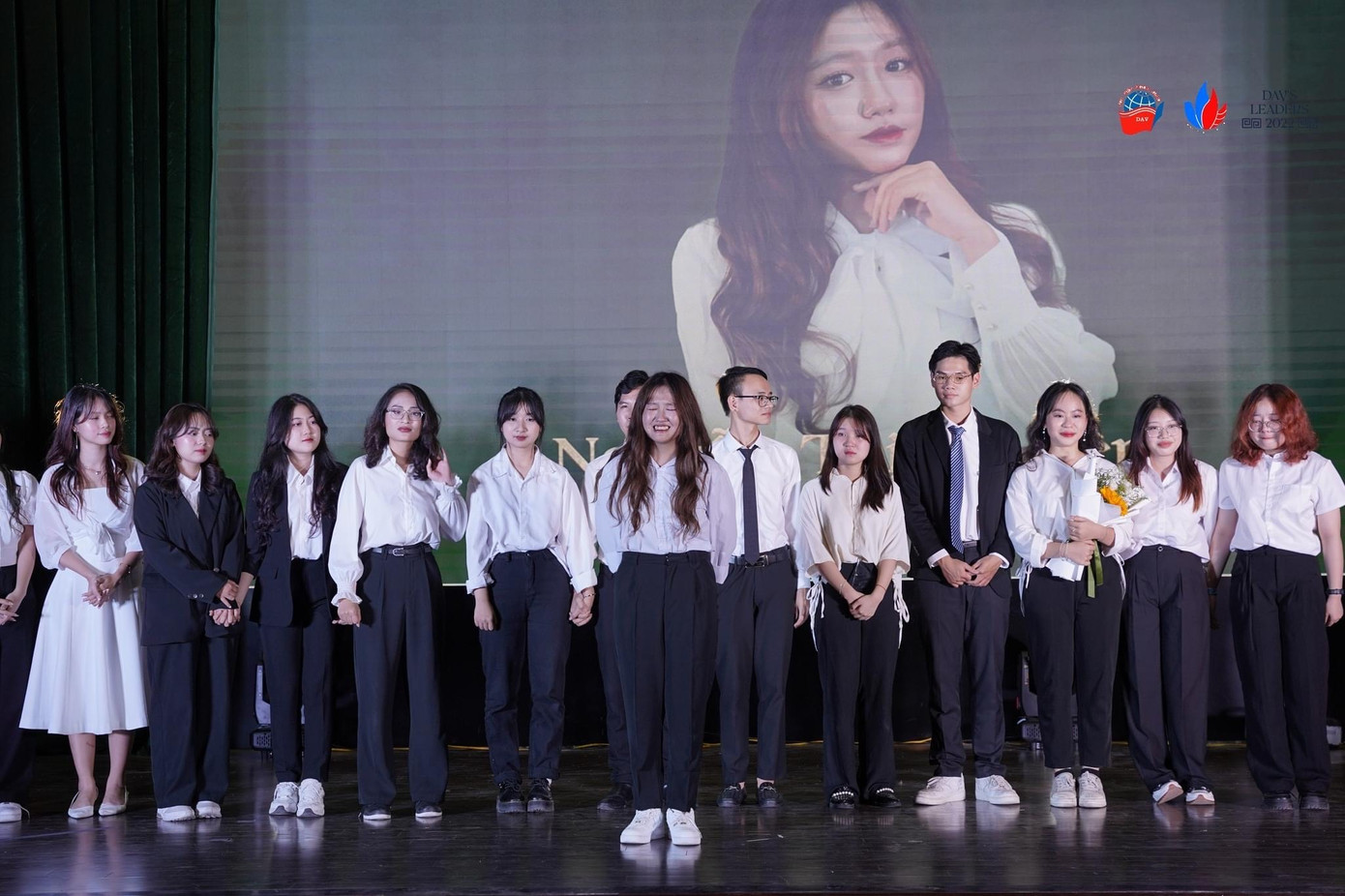 Khoảnh khắc nữ sinh được xướng tên ngôi vị Khối trưởng. Khoảnh khắc nữ sinh được xướng tên ngôi vị Khối trưởng.