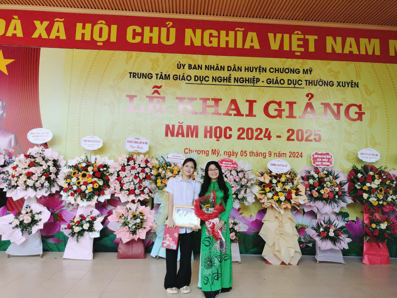 Hà Anh vô cùng biết ơn bố mẹ và thầy cô, những người đã hỗ trợ cô hết mình khi học tập. Hà Anh vô cùng biết ơn bố mẹ và thầy cô, những người đã hỗ trợ cô hết mình khi học tập.