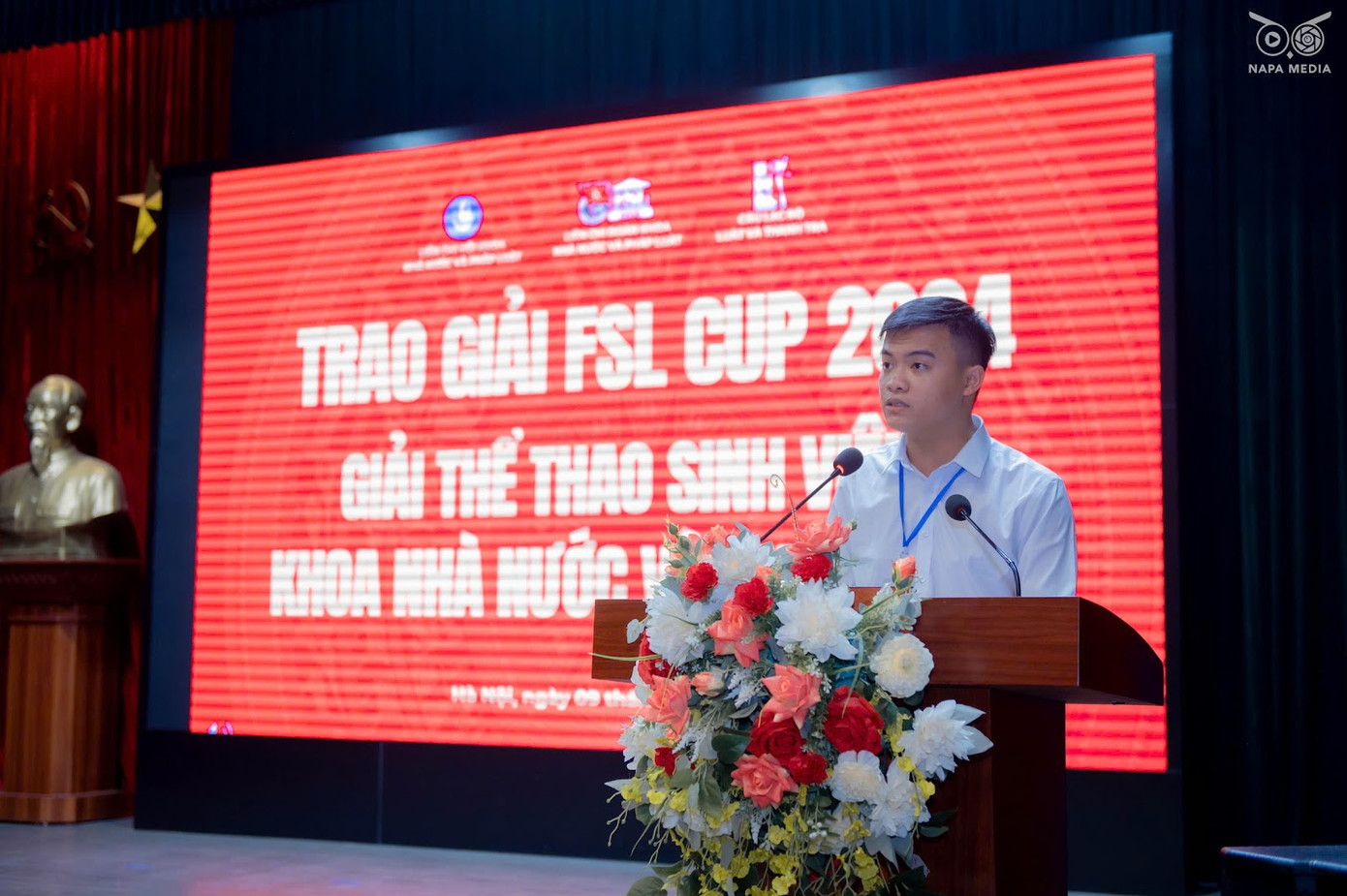 Chàng trai trẻ với khát vọng vươn xa, vừa tốt nghiệp Học viện đồng thời cậu bạn cũng đang theo học tại Học viện Tư pháp và văn bằng 2 chuyên ngành Ngôn ngữ Anh. Chàng trai trẻ với khát vọng vươn xa, vừa tốt nghiệp Học viện đồng thời cậu bạn cũng đang theo học tại Học viện Tư pháp và văn bằng 2 chuyên ngành Ngôn ngữ Anh.