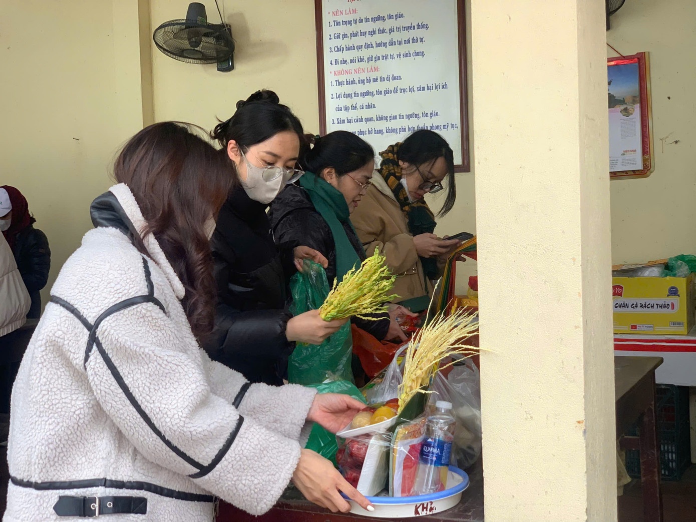 Nhà sắp lễ cúng đầy ắp các bạn trẻ tới dâng lễ cầu an. Nhà sắp lễ cúng đầy ắp các bạn trẻ tới dâng lễ cầu an.