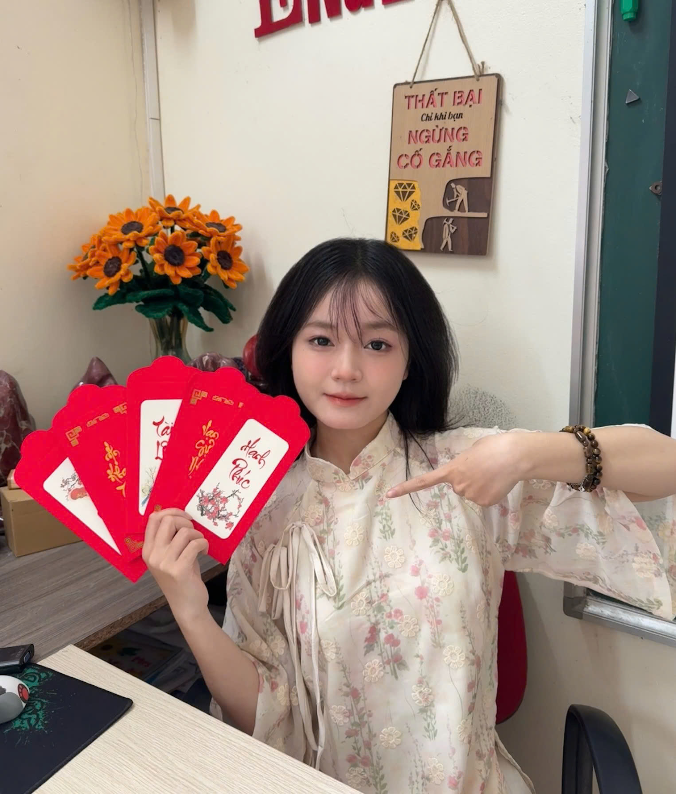 Mỗi lời chúc viết tay là một món quà tinh thần chứa đựng tình cảm và sự trân trọng dành cho người nhận. Mỗi lời chúc viết tay là một món quà tinh thần chứa đựng tình cảm và sự trân trọng dành cho người nhận.