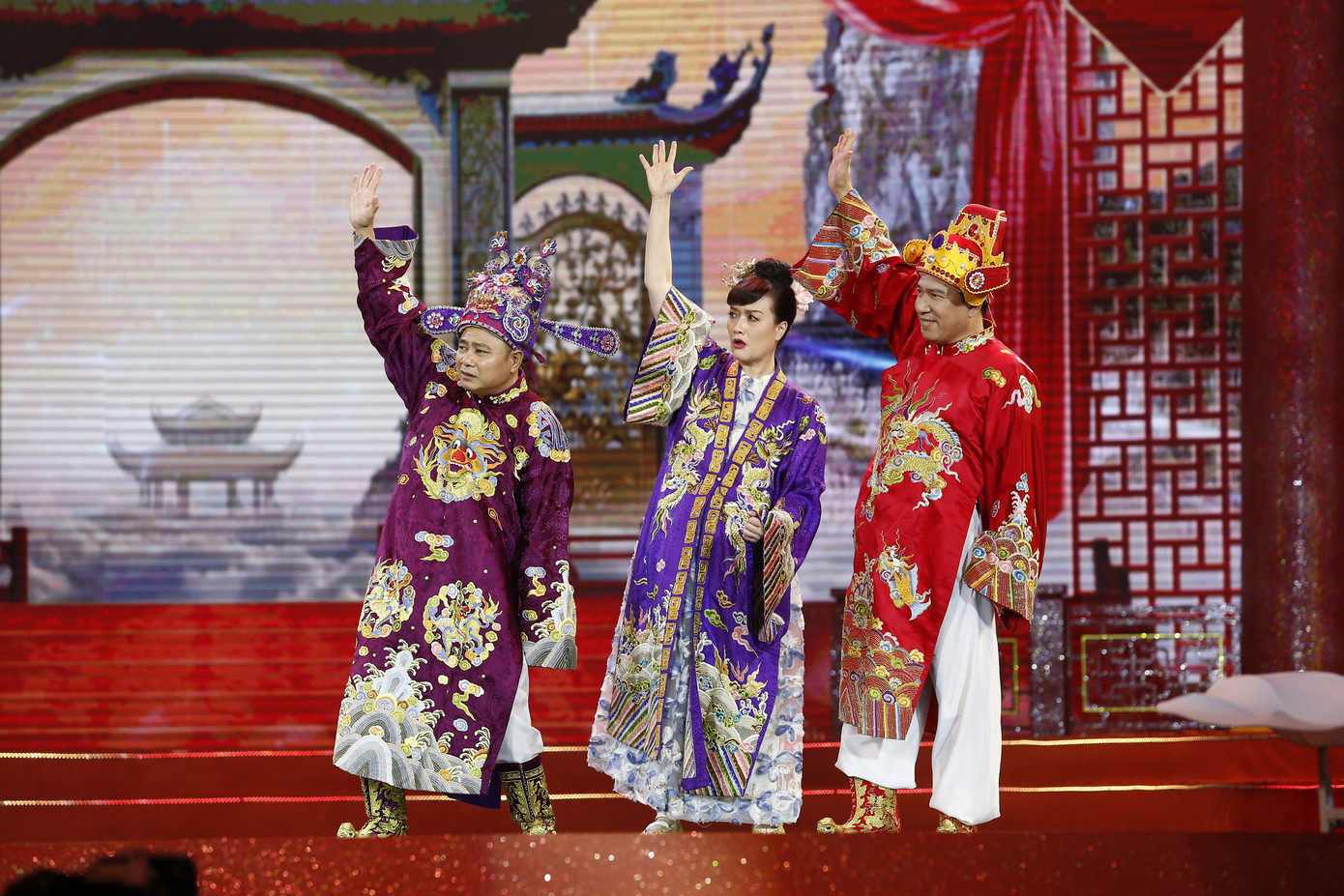 NSND Tự Long tiếp tục làm khán giả thích thú với giọng hát trời phú và những ca khúc “độc nhất vô nhị”.