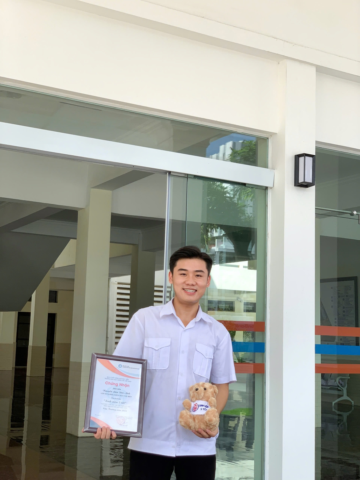 Đức Anh được vinh danh Sinh viên 5 tốt cấp Trường. Đức Anh được vinh danh Sinh viên 5 tốt cấp Trường.