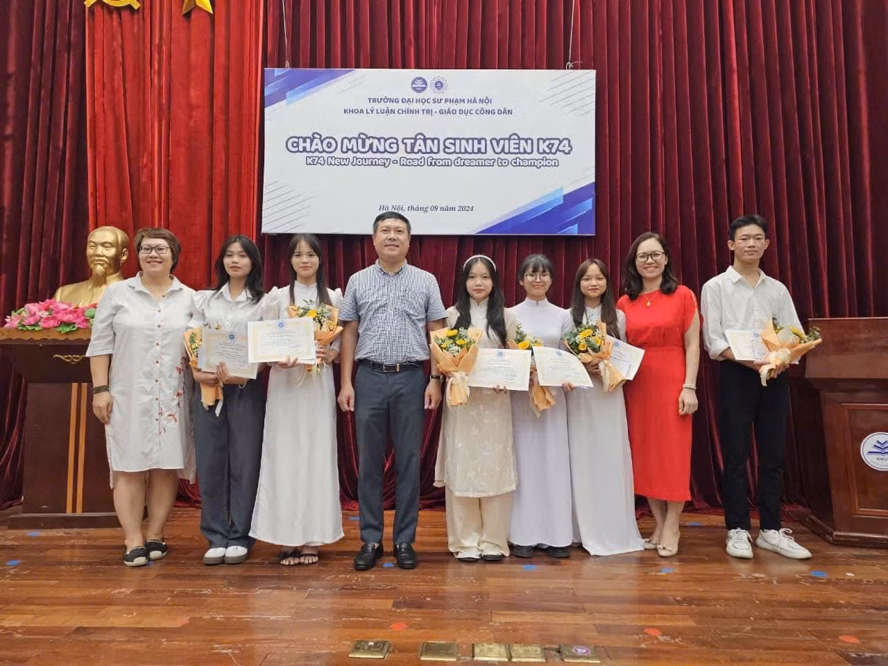 Huệ My trong buổi Chào tân sinh viên của khoa LLCT - GDCD.