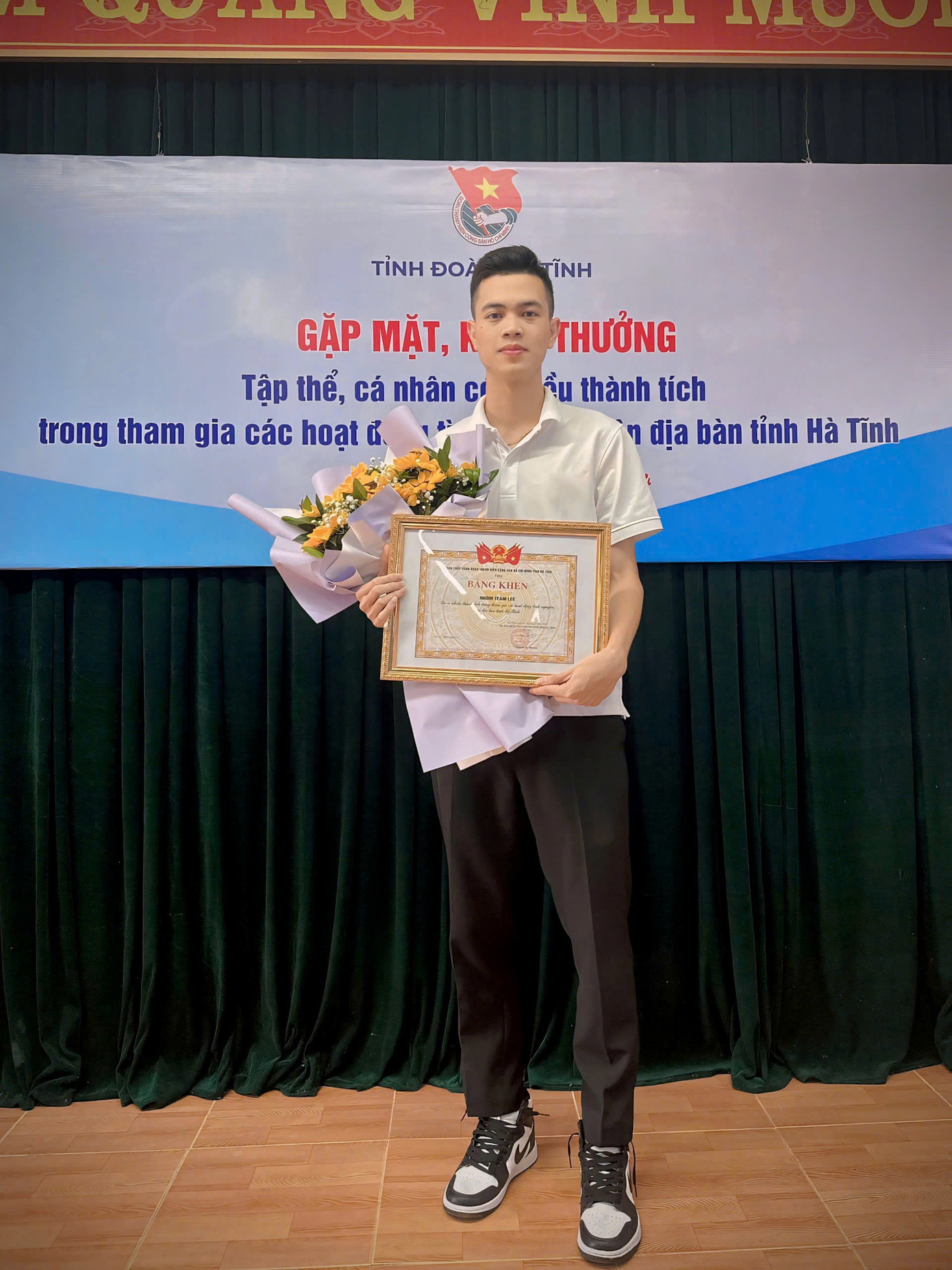 Văn Hoàng nhận Bằng khen từ Tỉnh đoàn Hà Tĩnh. Văn Hoàng nhận Bằng khen từ Tỉnh đoàn Hà Tĩnh.