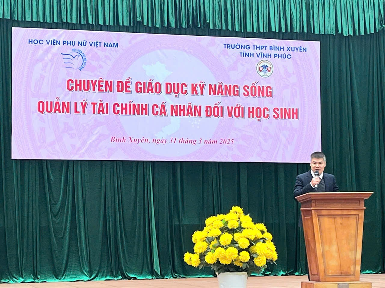 PGS. TS. Lại Xuân Thủy – Phó Trưởng khoa Quản trị kinh doanh, Học viện Phụ nữ Việt Nam phát biểu với thầy và trò trường THPT Bình Xuyên, tỉnh Vĩnh Phúc. Ảnh: Hoài An