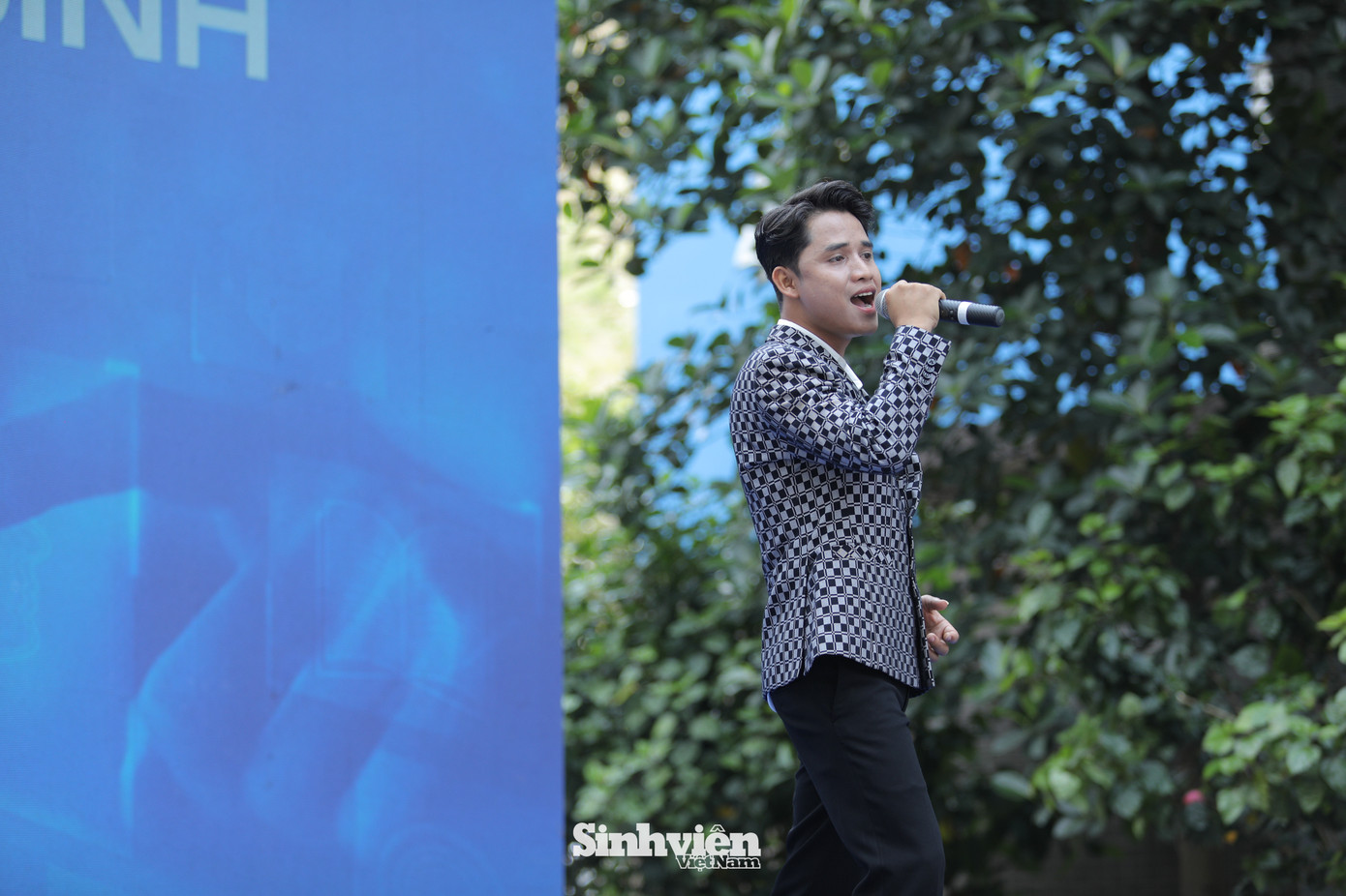 Với dấu ấn giải Ba dòng nhạc nhẹ tại cuộc thi 'Sao Mai' 2022, Hồ Văn Kãnh đã ghi điểm trong lòng khán giả qua những ca khúc như Về nghe gió kể, Để em rời xa và đặc biệt là Ly cà phê Ban Mê, mang đậm chất riêng.