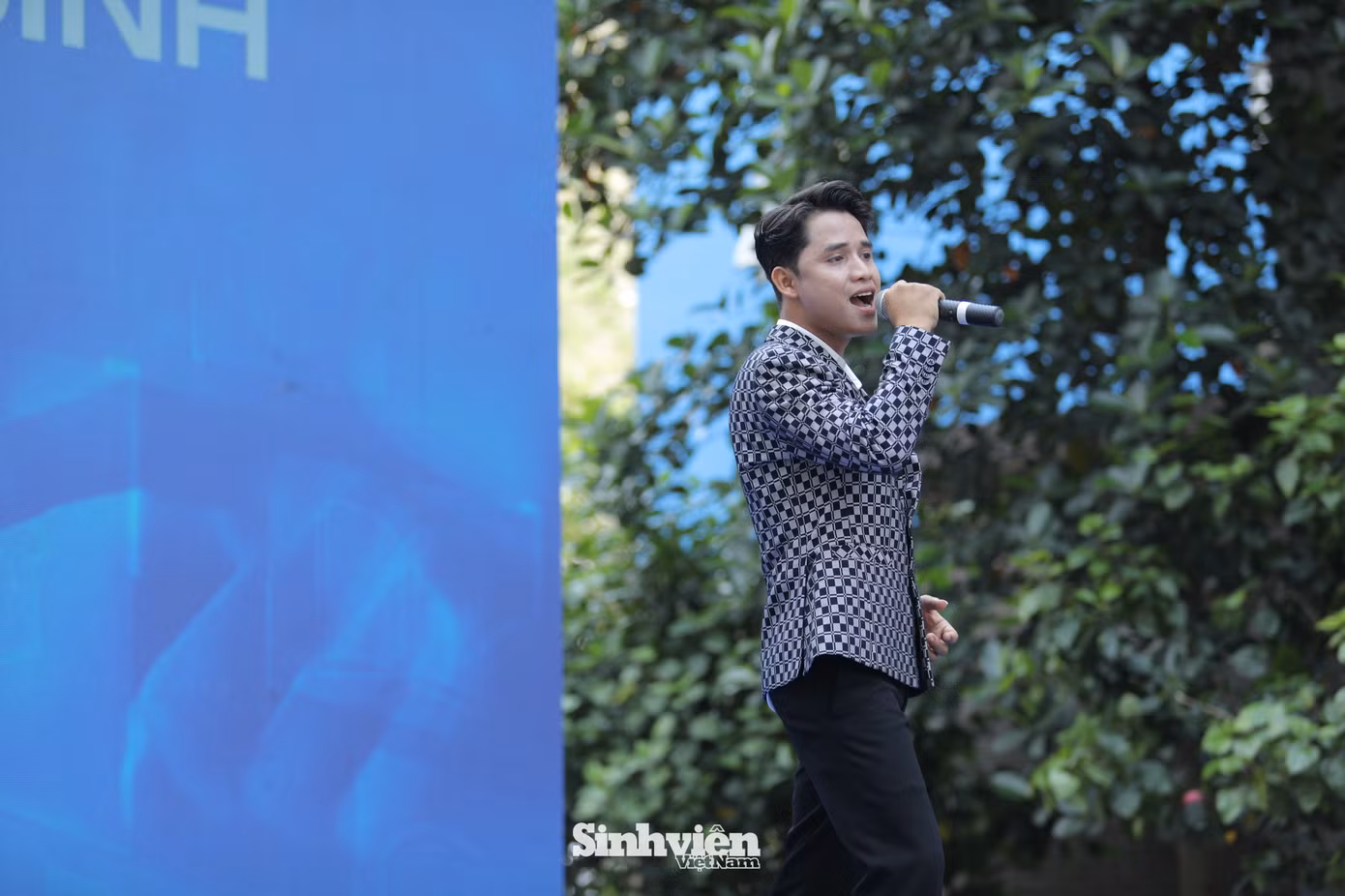 Với dấu ấn giải Ba dòng nhạc nhẹ tại cuộc thi 'Sao Mai' 2022, Hồ Văn Kãnh đã ghi điểm trong lòng khán giả qua những ca khúc như Về nghe gió kể, Để em rời xa và đặc biệt là Ly cà phê Ban Mê, mang đậm chất riêng.