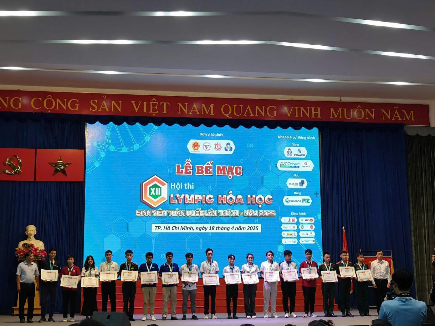 Nguyễn Đình Hiệu (thứ 3 từ bên trái qua) nhận giải tại kỳ thi Olympic Hóa học. Nguyễn Đình Hiệu (thứ 3 từ bên trái qua) nhận giải tại kỳ thi Olympic Hóa học.
