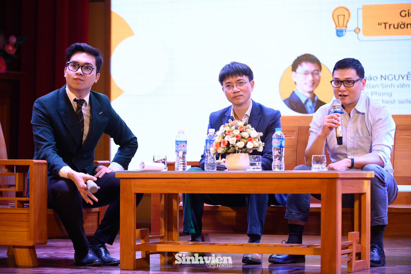 Nhiều câu hỏi được sinh viên HCCP gửi đến các diễn giả.