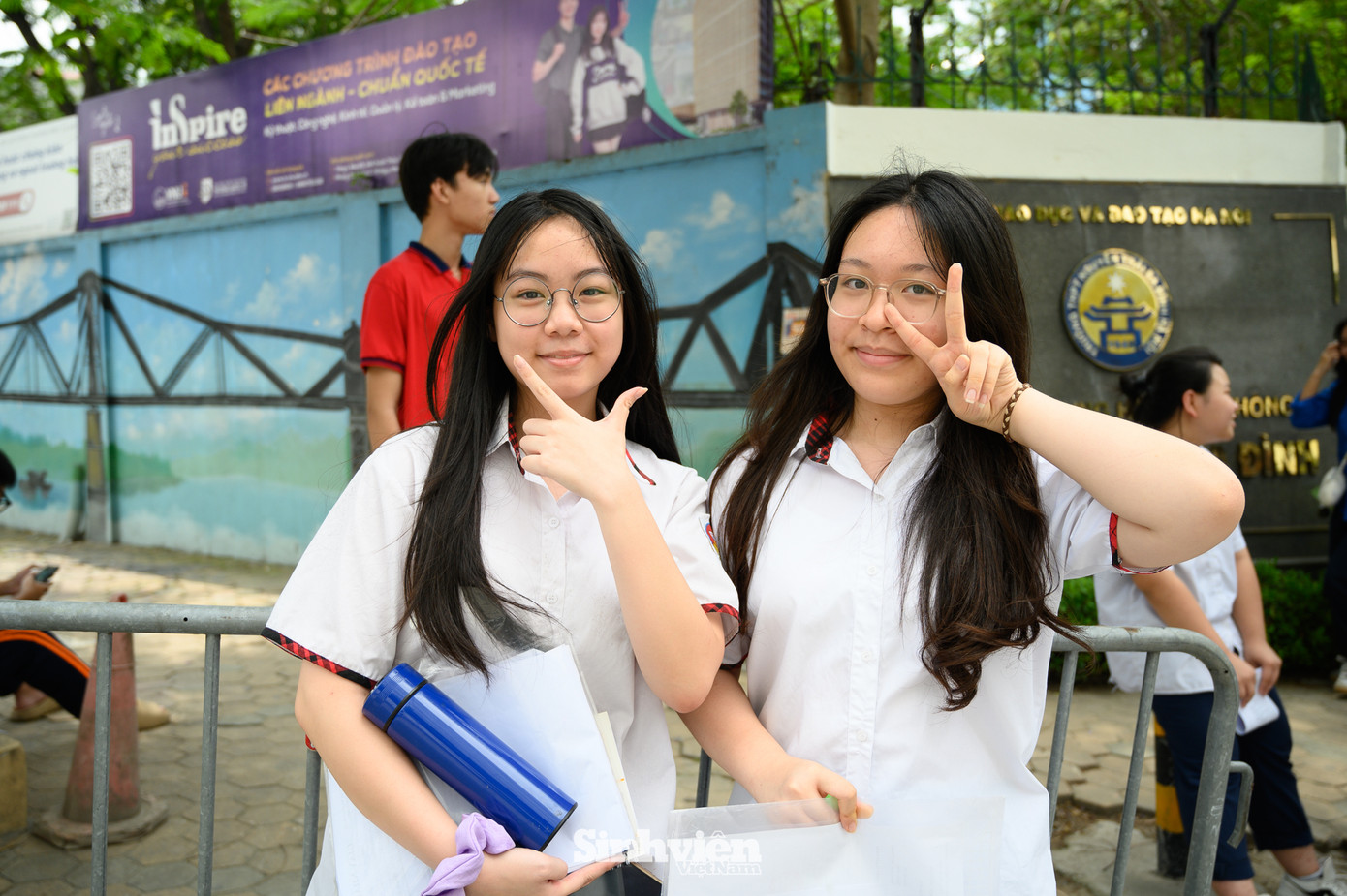 Thanh Trúc (trái) và Thùy Dương (phải) tại điểm thi Trường THPT Nguyễn Trãi phấn khởi chia sẻ: “Chúng em nghĩ đề Văn năm nay khá ổn, dễ hơn tưởng tượng của mọi người và khảo sát của trường em.”