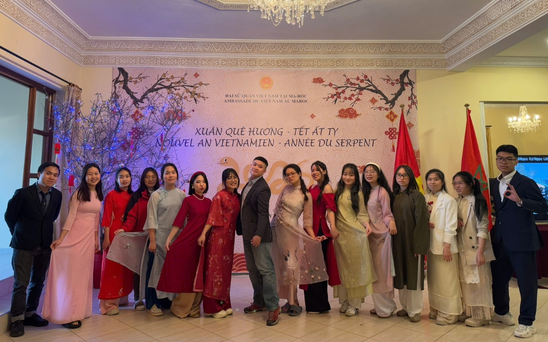 Quỳnh Phương (thứ 2 từ trái sang) vui Tết cùng bạn bè tại Đại sứ quán.