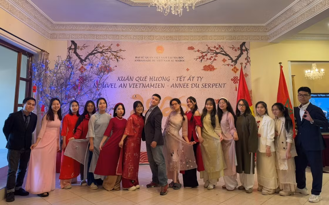 Quỳnh Phương (thứ 2 từ trái sang) vui Tết cùng bạn bè tại Đại sứ quán.