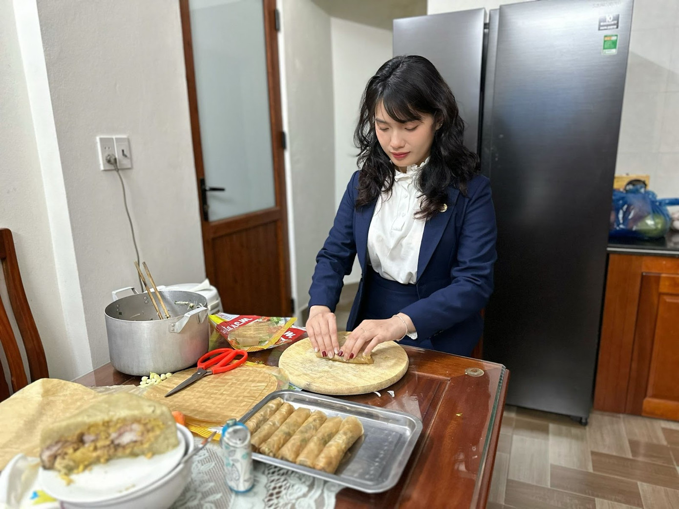 Với đôi tay khéo léo, Minh Phương tự mình gói từng chiếc nem, chuẩn bị cho mâm cỗ cúng gia tiên đầy đủ và ý nghĩa. Với đôi tay khéo léo, Minh Phương tự mình gói từng chiếc nem, chuẩn bị cho mâm cỗ cúng gia tiên đầy đủ và ý nghĩa.