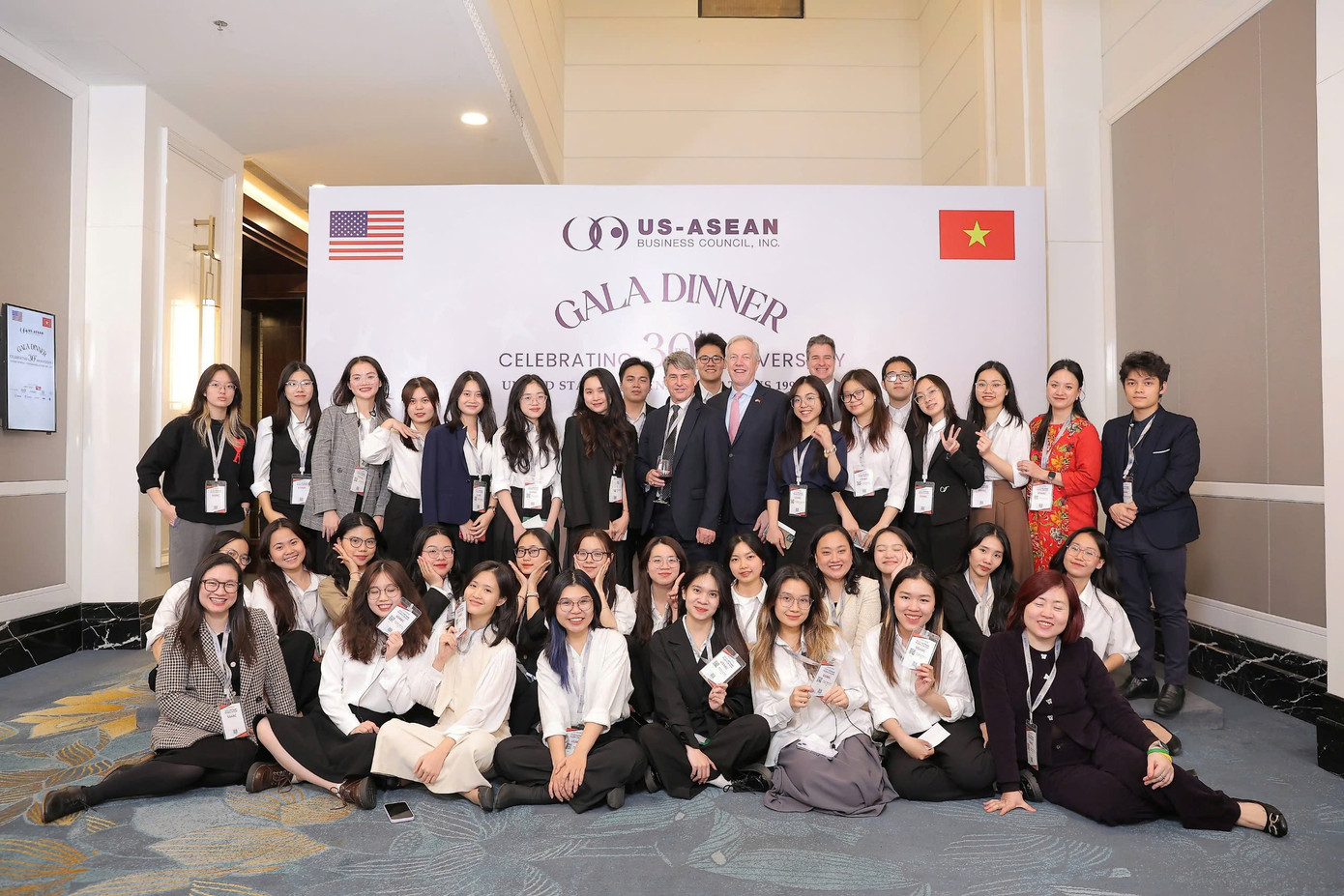 Thùy Chi cùng các anh chị trong Hội đồng Kinh doanh Hoa Kỳ - ASEAN.