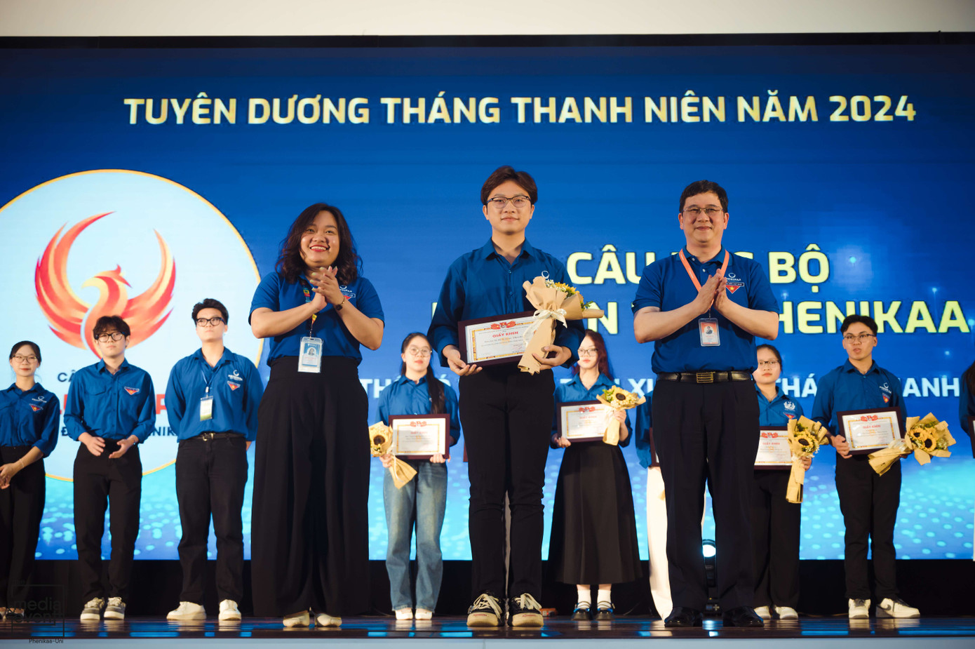 (Phúc đứng giữa) Không chọn sống mờ nhạt, Phúc ghi dấu tuổi trẻ bằng những lần bước lên sân khấu với niềm tự hào và lòng tận tâm. (Phúc đứng giữa) Không chọn sống mờ nhạt, Phúc ghi dấu tuổi trẻ bằng những lần bước lên sân khấu với niềm tự hào và lòng tận tâm.