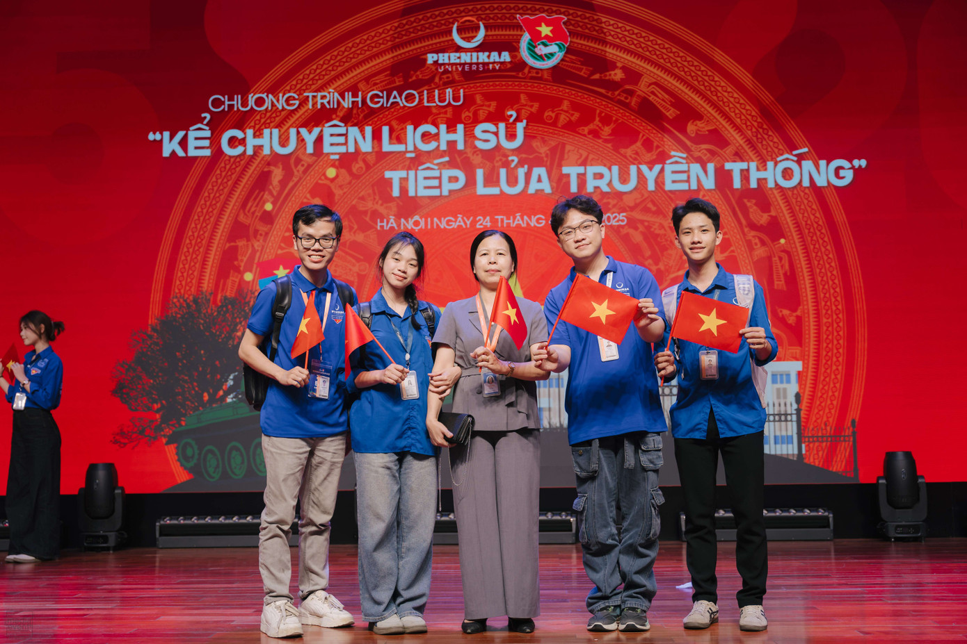 (Phúc đứng thứ 2 bên phải) trong chương trình “Giao lưu nhân chứng lịch sử”. (Phúc đứng thứ 2 bên phải) trong chương trình “Giao lưu nhân chứng lịch sử”.