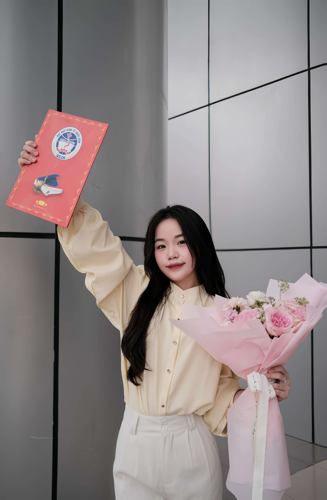 Theo Khánh Ly, hãy nỗ lực học tập, cố gắng tiếp cận tri thức nhiều nhất có thể vì tri thức sẽ đưa chúng ta đến những nơi đẹp đẽ”. Theo Khánh Ly, hãy nỗ lực học tập, cố gắng tiếp cận tri thức nhiều nhất có thể vì tri thức sẽ đưa chúng ta đến những nơi đẹp đẽ”.