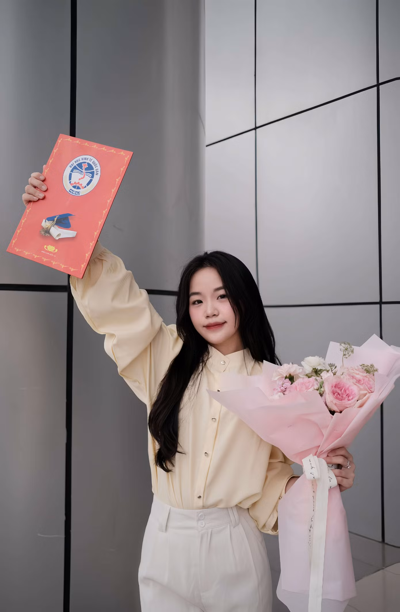 Theo Khánh Ly, hãy nỗ lực học tập, cố gắng tiếp cận tri thức nhiều nhất có thể vì tri thức sẽ đưa chúng ta đến những nơi đẹp đẽ”.
